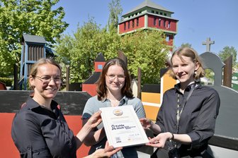 Großfamilien-Rabatt: Warum die Kohlewelt Oelsnitz so familienfreundlich ist - Jeannette Mauermann (links) vom Team der Kohlewelt mit dem „Fair-Family-Siegel“.