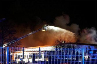 Großfeuer in Chemnitz-Mittelbach: Dachstuhlbrand in Restaurant greift auf Autohaus und Reifenlager über - Ein Großbrand auf dem Gelände eines Autohauses im Stadtteil Mittelbach hat die Feuerwehr in Chemnitz gefordert.