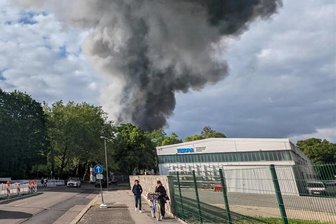 Großfeuer in Chemnitzer Gießerei: Wie giftig war der Qualm wirklich? - Chemnitz am Abend des 2. Juni: Das Feuer in der Gießerei an der Schönherrstraße kurz nach Ausbruch. Die Löscharbeiten dauerten bis in die Nacht hinein.