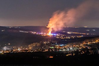 Großfeuer zum Silvesterabend: Dreiseitenhof im Erzgebirge brennt lichterloh – eine halbe Million Euro Schaden - Das Foto vom brennenden Dreiseitenhof in Wilbach ist vom Aussichtspunkt „Reiter ohne Kopf“ bei Zwönitz aufgenommen worden.