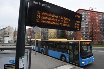 Sonst sind auf den Tafeln, wie hier auf dem Bild, die Abfahrtszeiten zu lesen. Derzeit ist darauf nichts zu erkennen.