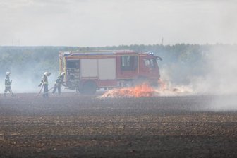 Großflächiger Feldbrand zwischen Großschirma und Langhennersdorf - 