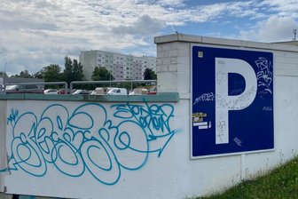 Großformatige Graffiti tauchen an vogtländischem Einkaufszentrum auf - Große Graffiti sind neben dem Parkdeck am Elster-Park angebracht worden.