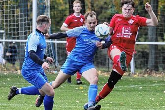 Großfriesen stürzt den Tabellenführer - Der Torschütze zum 1:0, Julius Greiner (links), beobachtet einen Zweikampf zwischen seinem Großfriesener Teamkollegen Phillip Ruderisch und dem Leubnitzer Jason Jurich.