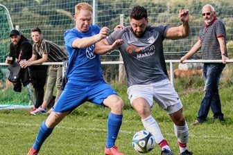 Großfriesen stürzt den Tabellenführer - Während Kevin Herrmann (links) vom VfB Großfriesen mit dem Aufsteiger zurück in der Erfolgsspur ist und Spitzenreiter TSV Trieb mit einem 3:0-Heimsieg vom Thron stürzte, kassierte Marcel Gork (rechts) mit der SG Kürbitz gegen den neuen Tabellenführer VfB Lengenfeld beim 0:2 die fünfte Niederlage in Folge.