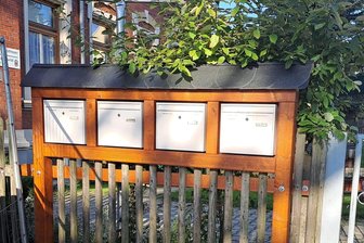 Großfriesener packen an: An welchen Stellen es im Plauener Ortsteil jetzt noch schöner geworden ist - Vor der ehemaligen Schule sind überdachte Briefkästen für den Kindergarten Marienkäfer und zwei Vereine angebracht worden.
