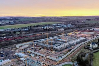 Großgefängnis in Zwickau soll 2024 öffnen: Bau über 300 Millionen Euro teuer - Auf 24 Hektar entsteht auf dem ehemaligen Gelände des Reichsbahnausbesserungswerkes in Zwickau die neue Zwei-Länder-Haftanstalt.