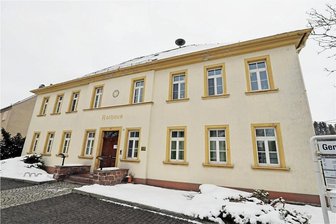 Großhartmannsdorf will sparen: Straßenbeleuchtung wird eingeschränkt - Das Rathaus von Großhartmannsdorf. 