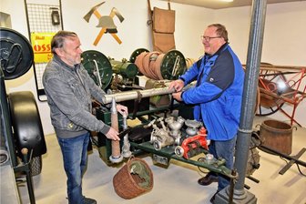 Großhartmannsdorfer zeigen Feuerwehrtechnik aus längst vergangenen Zeiten - In Großhartmannsdorf hat der Feuerwehrtraditions- und Musikverein ein Bauernhaus ausgebaut und eine Schau eingerichtet. Der frühere Wehrleiter Hartmut Eschner (l.) und der Vorsitzende des Vereins, Michael Timmel, sind Impulsgeber. 