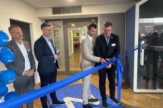 Großinvestition bei Komsa in Hartmannsdorf: „Das ist in Deutschland einzigartig“ - Christof Legat von Komsa und Nick Tidd von Zoom eröffneten das neue Schulungs- und Technikzentrum in Hartmannsdorf.