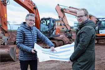 Großinvestition: Unternehmen will in Neukirchen 30 neue Arbeitsplätze schaffen - Benjamin Eilenberger (re.), Betriebsleiter Apra-Gerätebau Chemnitz, und sein Vorgänger Andreas Meyer ziehen für den Neubau an einem Strang.