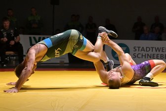 Großkampftag im Derbymodus: Auer Ringer empfangen Markneukirchen/Gelenau für zwei Duelle - Aues Kamil Rybicki (r.) setzt in dieser Szene gegen Nürnbergs Tim Stadelmann zur Beinschraube an. Diesen Sonnabend beginnt die Rückrunde mit einem Ostderby.