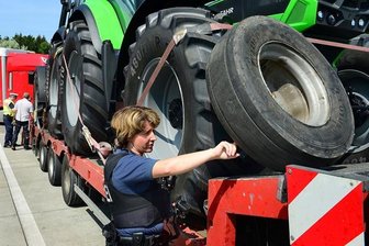Großkontrolle an der A 4: Endstation für zwei Lkw-Fahrer - Polizeihauptmeisterin Jacqueline Lorenz überprüft an einem polnischen Lkw das Ersatzrad, das der Fahrer aufziehen muss.