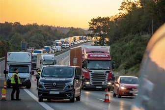 Großkontrolle der Polizei sorgt für Stau auf der Autobahn 72 im Vogtland - Kontrollpunkt auf der A 72 am Parkplatz Großzöbern: Weil der Verkehr auf die linke Fahrspur geleitet wurde, bildete sich in Richtung Hof ein kilometerlanger Stau.