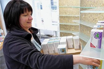 Großolbersdorf: Apotheker hat Rezept für alte Sparkasse - Die ersten Arzneimittel befinden sich bereits in den neuen Räumlichkeiten der Großolbersdorfer Apotheke. Ins Regal gestellt wurden sie am Freitagvormittag von Mitarbeiterin Manuela Böhme. 