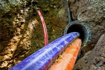 Großolbersdorf: Mehr Bürger als geplant erhalten Glasfaserzugang - Für den Breitbandausbau werden zunächst Leerrohre in die Erde eingebracht. Später folgt das Glasfaserkabel.