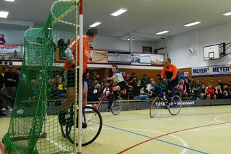Großolbersdorfer Fan-Turnier: Wo Radball-Laien zu Torjägern werden - Beim Radball-Fanturnier ist die Großolbersdorfer Turnhalle immer gut gefüllt.