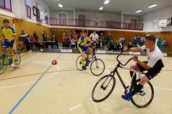 Großolbersdorfer Radball-Junioren auf Titelkurs - Der Großolbersdorfer Markus Kropat, der hier gerade abzieht, und Paul Partzsch bildeten am Samstag ein unschlagbares Duo.
