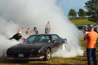 Großolbersdorfer US-Car-Treffen bringt nicht nur Reifen an ihr Limit - Obwohl es schwer war, den Durchblick zu behalten, war der Burnout-Contest ein lautstark bejubeltes Highlight.