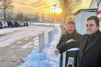 Großparkplatz in Bernsbach soll Wanderregion aufwerten - Auch E-Ladesäulen bietet der neue Wanderparkplatz in Bernsbach, den Bürgermeister Thomas Kunzmann (hinten) unter anderem mit Ralf Wötzel von den Stadtwerken Aue-Bad Schlema eingeweiht hat.