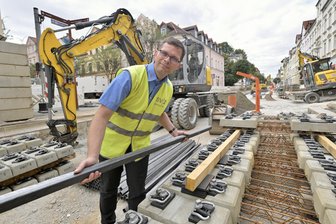 Großprojekt Georgenplatz: Ab Montag startet der Gleisbau in der Zwickauer Bosestraße – zwei Wochen später als geplant - Steffen Schranil (SVZ) zeigt eine Führungsschiene, die unter die Schwellen gelegt werden.