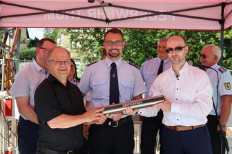 Großprojekt im Erzgebirge: Ein Gerätehaus für drei Feuerwehren - Architekt Olaf Reiter, Gemeindewehrleiter Thomas Hofmann und Bürgermeister Thomas Mauersberger (v. l.) haben gemeinsam die Zeitkapsel gefüllt.
