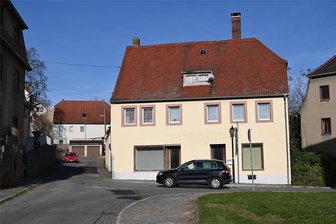 Großprojekt in Lunzenau: Das ist für die Rochlitzer Straße geplant - Der Landkreis will die Rochlitzer Straße in Lunzenau, die Kreisstraße ist, erneuern. Die Stadt ist mit dem Bau von Fußwegen und Straßenbeleuchtung beteiligt. Auch soll dieses Haus am Ring abgerissen werden.