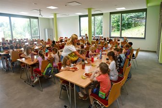 Großprojekt macht auch das Mittagessen leichter - Am Montag gab es das erste Mittagessen im neuen Schulanbau.