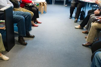 Großraum Freiberg: Was tun, wenn der Hausarzt in Ruhestand geht? - Viele Patienten sitzen in einem Wartezimmer einer Arztpraxis.