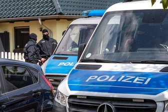 Großrazzia gegen rechtsextreme Terrorgruppe – Durchsuchung auch in Glauchau - Polizisten durchsuchen ein Haus in Brandenburg. Das Bild stammt von vergangenem Jahr.