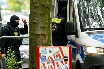 Großrazzia gegen "Schutzgeld"-Bande – Neun Männer gefasst - Die Polizei in Berlin geht mit einer Razzia gegen illegalen Waffenbesitz und Bandenkriminalität vor. 