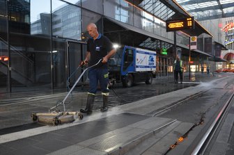 Großreinemachen an der Zentralhaltestelle -