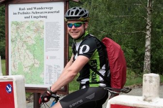 Großrückerswalde: Brücken am Preßnitztalradweg werden erneuert - Roy Löser, hier in Großrückerswalde-Boden, legt täglich seinen acht Kilometer langen Arbeitsweg nach Niederschmiedeberg per Rad zurück. Er freut sich, dass der Weg jetzt gebaut wird.