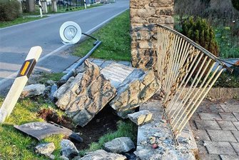 Großrückerswalde: Sattelschlepper kracht in Grundstück und haut ab - Straßenlampe, Mauer, Zaun: Der Sattelschlepper hat alles niedergemäht und ist anschließend verschwunden. 