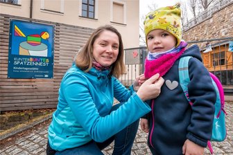 Großrückerswalde schmettert Erhöhung der Elternbeiträge ab und schickt Protestbrief nach Dresden - Denise Mauersberger bringt ihre Tochter Cataleya in den Kindergarten. Die junge Mutti freut sich, dass die Elternbeiträge dieses Jahr unverändert bleiben.