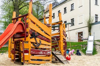 Großrückerswalde steckt eine halbe Million Euro in neue Spielplätze - Der Spielplatz an der Kita „Kunterbuntes Spatzennest“ in Großrückerswalde ist zu klein.
