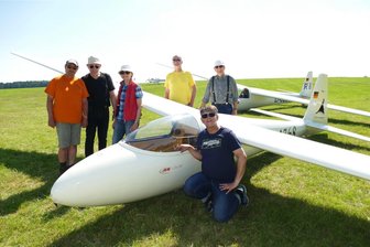 Großrückerswalder Flugplatz wird zum Schauplatz eines Oldtimertreffens ganz besonderer Art - Thomas Schröder, Christoph Larisch, Carmen Ziré, Michael Hettenbach, Ludger Ziré (hinten von links) und Ralf Hannawald (vorn) gehören zu den rund 30 Segelflug-Fans, die gerade in Großrückerswalde ein zehntägiges Treffen genießen.