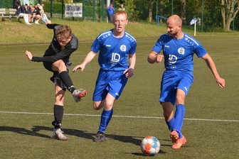Großrückerswalder Kicker befinden sich in der Erzgebirgsliga in Lauerstellung - Laufbereitschaft und Kampfgeist sind die Tugenden, auf die Willi Gelfert, Aaron Uhlig (v. r.) und die anderen Großrückerswalder Spieler setzen.
