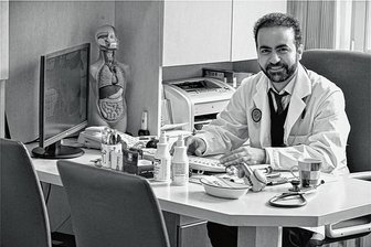 Großschirma: Dorfgemeinschaft nimmt Abschied von Dr. Abas - Ahmed Abas ist tot. Am 7. Januar soll seiner gedacht werden. Das Foto entstand im Juni 2016 in seiner Arztpraxis in Großschirma. Foto: Eckardt Mildner/Archiv