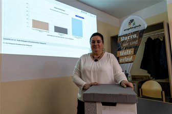 Großschirma: Gemeindewahlausschuss bestätigt Ergebnis der Bürgermeisterwahl - Großschirmas Gemeindewahlleiterin Katrin Schlegel am Sonntag: Erstmals wurden die Ergebnisse der Bürgermeisterwahl an die Wand projiziert und ständig aktualisiert.