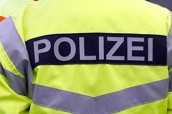 Großschirma: Grabkerzen vor Rathaus aufgestellt und Schaukasten demoliert -