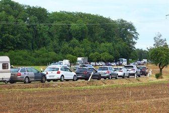 Großschirma/Hainichen: Verkehrschaos nach Massenkarambolage - Stoßstange an Stoßstange: So sah es am späten Sonntagnachmittag auf vielen Nebenstraßen im Raum Großschirma (das Foto entstand an der Talstraße zwischen Reichenbach und Großvoigtsberg) und Hainichen aus.