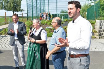 Großschirma: Hausarztpraxis feierlich eingeweiht - Dr. Michaela Heinke, Mohamed Ruchdi Cherbagi (r.) Nidal Abou Alhaija und Rolf Weigand, Vize-Bürgermeister (l.).