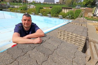 Großschirma: Hitzige Debatte über Kostenerhöhungen für Romanusbad Siebenlehn - Der verantwortliche Rettungsschwimmer Marcel Säurich, hier im vorigen Jahr im Romanusbad Siebenlehn, freut sich schon auf die neue Saison. Das Freibad wird in drei Bauabschnitten saniert. Der erste Bauabschnitt ist beendet und kostete mehr als geplant.
