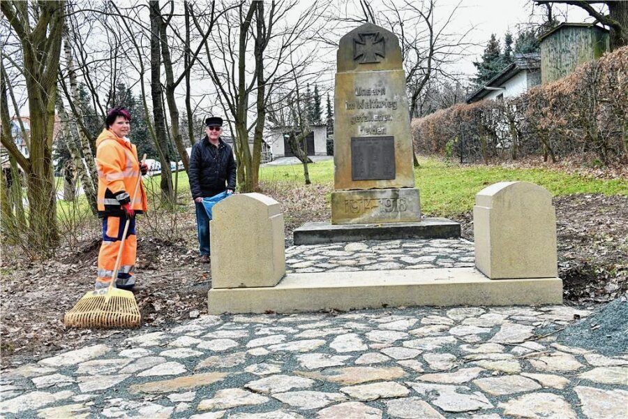 Großschirma: Kriegerdenkmal soll im Mai eingeweiht werden - Bauhofmitarbeiterin Diana Lesniak und ihr ehemaliger Kollege Gerald Latour beim Frühjahrsputz am Kriegerdenkmal.
