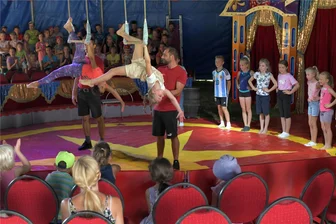 Großschirma: Manege frei für Kinder - Im Sportpark Großschirma läuft das Zirkusprojekt des Projektzirkus Hein mit Schülern der örtlichen Grundschule.