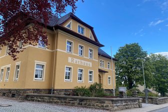 Großschirma ohne Bürgermeister: Warum AfD-Mann Rolf Weigand nun trotzdem im Rathaus regiert - Das Rathaus in Großschirma. Am 1. September soll hier die Bürgermeisterwahl wiederholt werden.