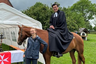 Großschirma: Pilgerritt bringt Gemeinde und Gäste zusammen - Johanna Mohn, hier mit Großschirmas Pfarrer Justus Geilhufe, organisiert den Pilgerritt.