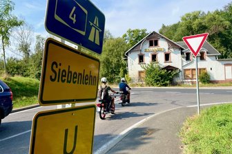 Großschirma/Reinsberg: Diskussionen über Umleitungsschilder für B 101 - Die Umleitungsschilder für die B 101 sind zur Seite gedreht, hier am Zollhaus Bieberstein.