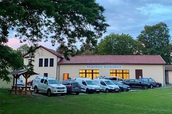 Großschirma, Rolf Weigand und die AfD: Die neue Normalität in einer Kleinstadt in Sachsen - Das Bürgerhaus im Ortsteil Reichenbach, einer der Tagungsorte des Stadtrats Großschirma.